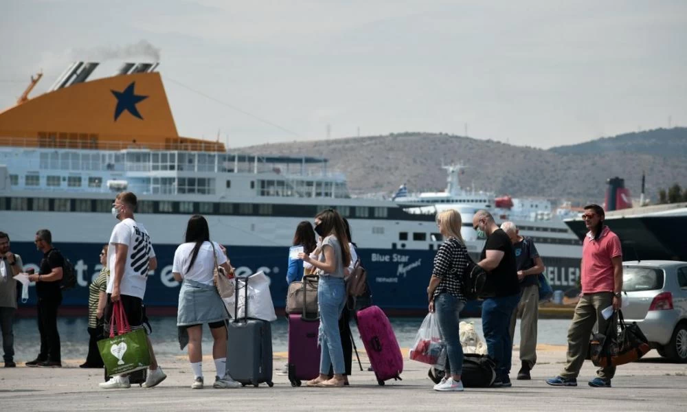 Πλακιωτάκης: 2.500 άτομα εκτός πλοίων μετά τους ελέγχους του Λιμενικού